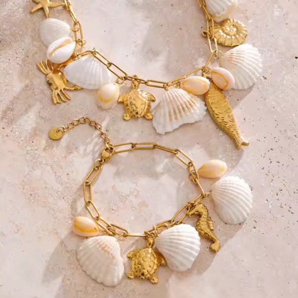 Summer trend adjustable Gold and White Shell Charm Bracelet - Picture 1 of 13